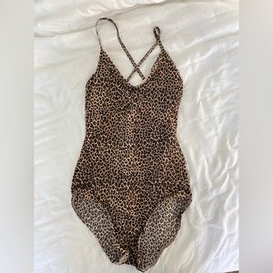 Class In ballet leotard - Leopard print - cross cross - no flaws